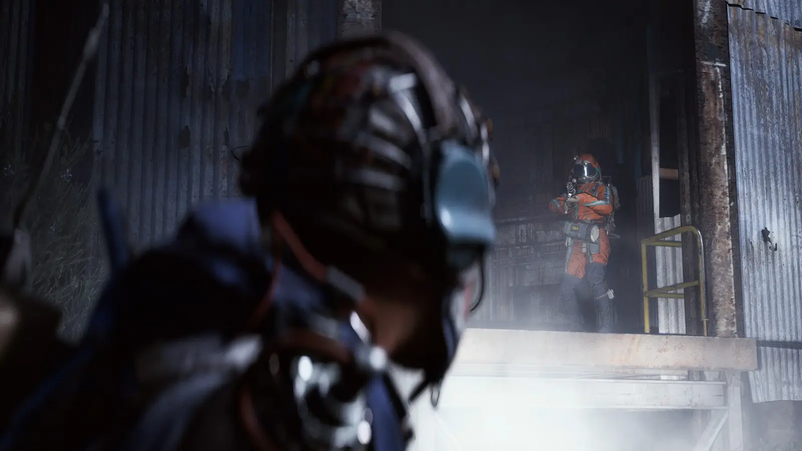 Raider mit Helm in einem dunklen Gebäude in ARC Raiders